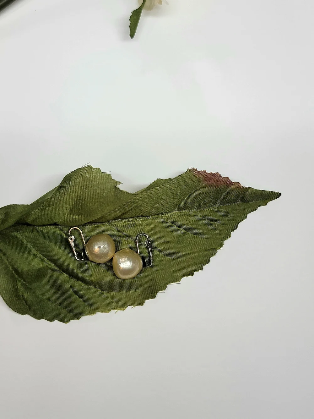 Vintage Kenneth Jay Lane KJL Faux Pearl Clip Earrings Silver Tone Designer Sign - Picture 9 of 9